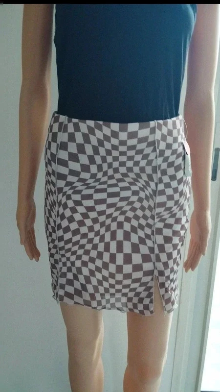 Falda corta Ardene XS con patrón de cuadros marrón y beige – abertura en la parte delantera – photo 3